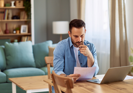 Egy férfi egy papírlapot néz