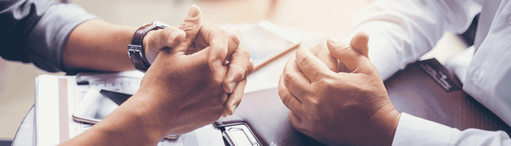 Zbliżenie na trzymające się dłonie