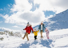 Rodina jdoucí ve sněhu