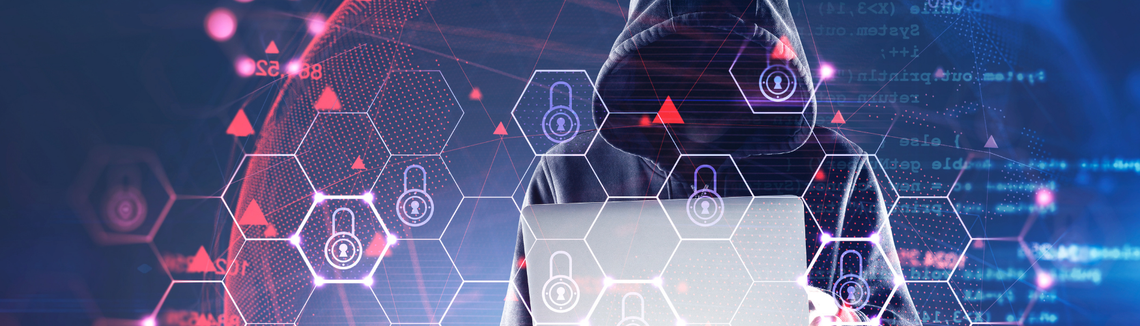 Egy személy kapucnis pulóverben, kezében egy laptoppal.