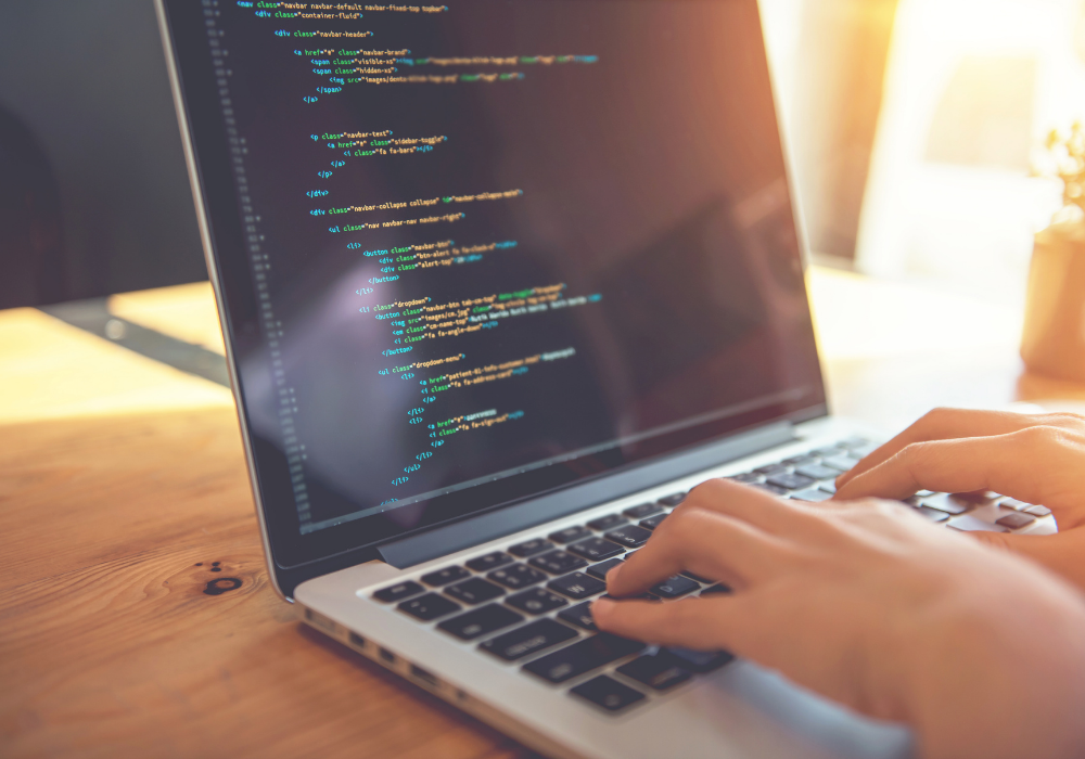 Osoba píšuca na notebooku