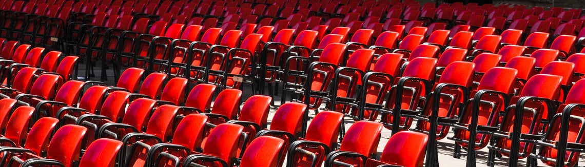 Řady červených židlí