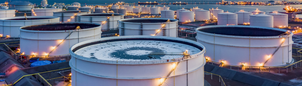 Egy nagy fehér tartály világítással