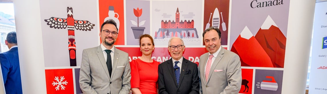 Vedení české pobočky Colonnde pózuje na fotografii ke Dni Kanady