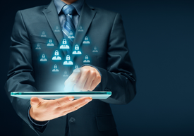 Osoba držiaca tablet