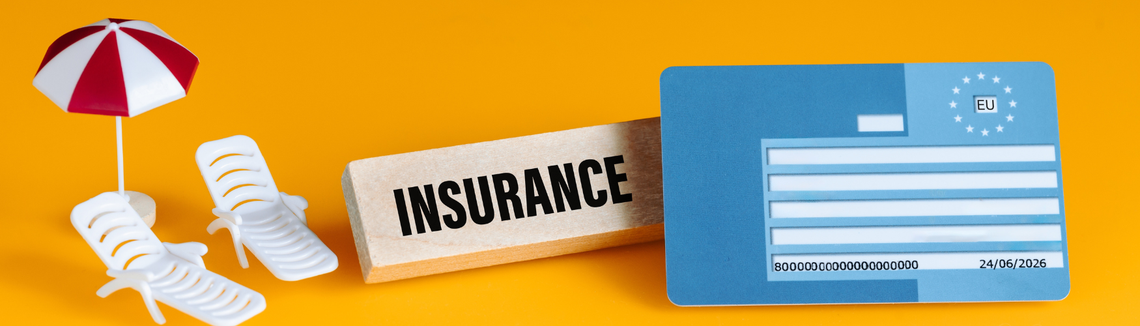 Egy kék kártya egy fekete szöveggel ellátott fadarab mellett.