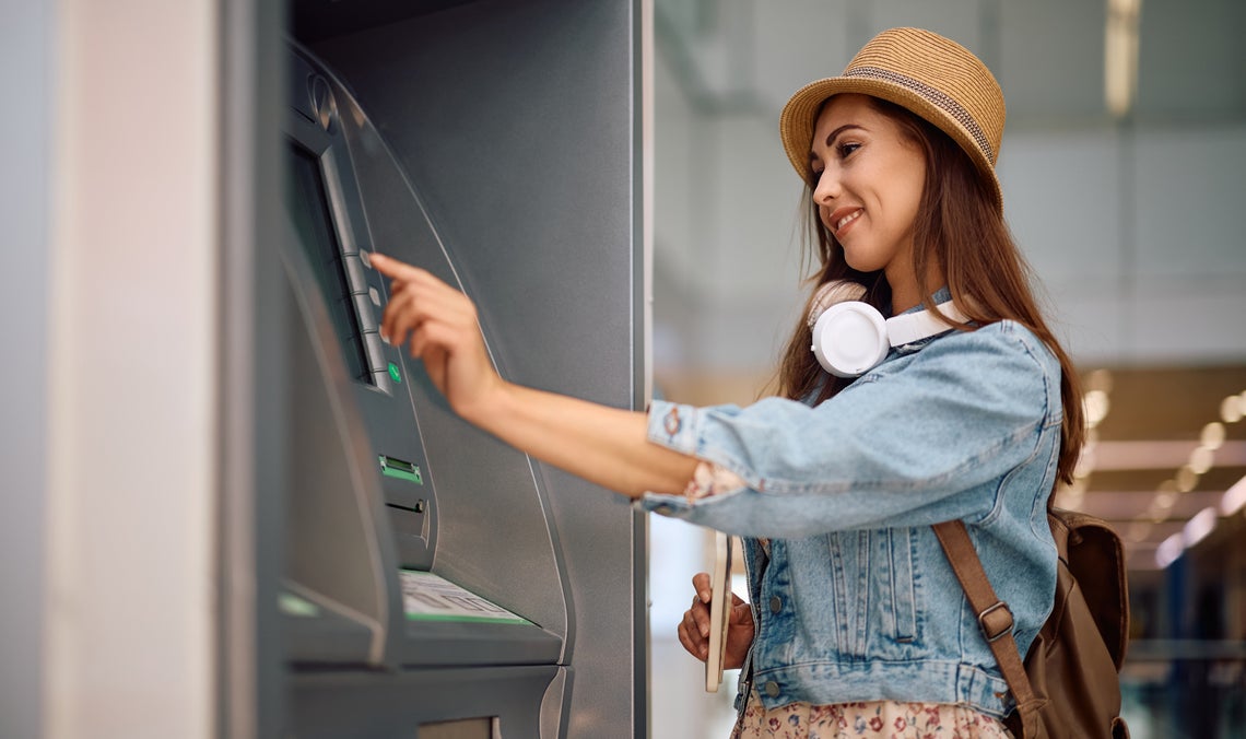 Žena používajúca bankomat