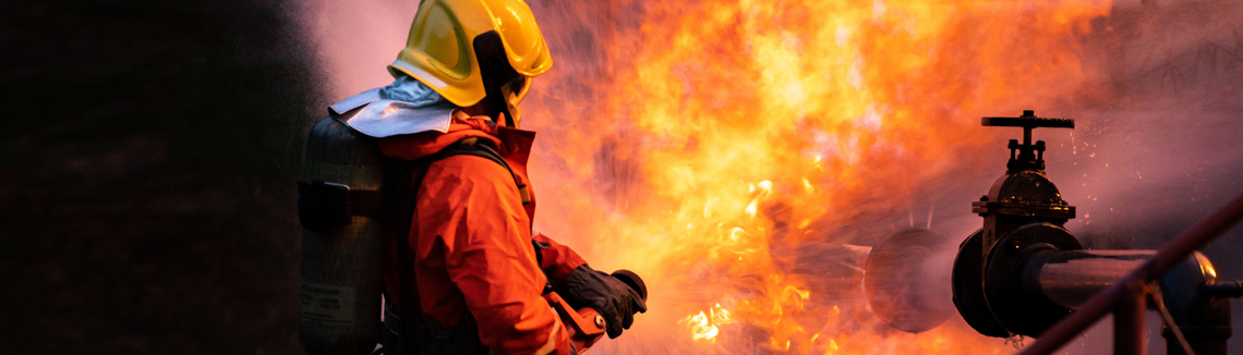 Egy tűzoltó oltás közben