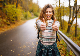 Egy nő felfelé mutató hüvelykujjat ad