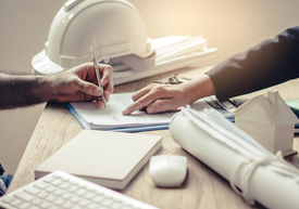 Egy dokumentumot aláíró személy