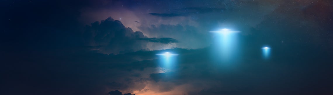 Skupina UFO světel na obloze