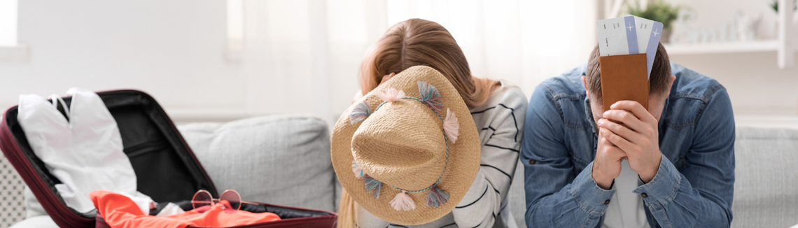 Egy nő eltakarja az arcát egy kalappal