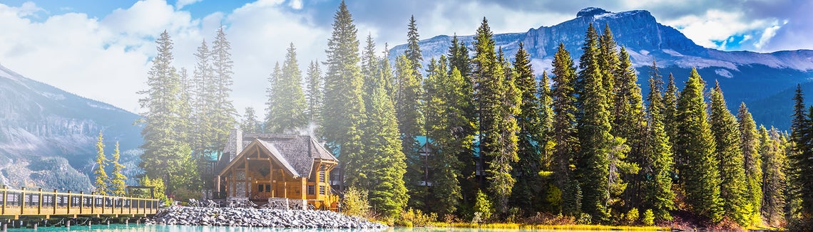 Chata v horách u jezera