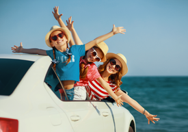 Rodina v aute pri mori