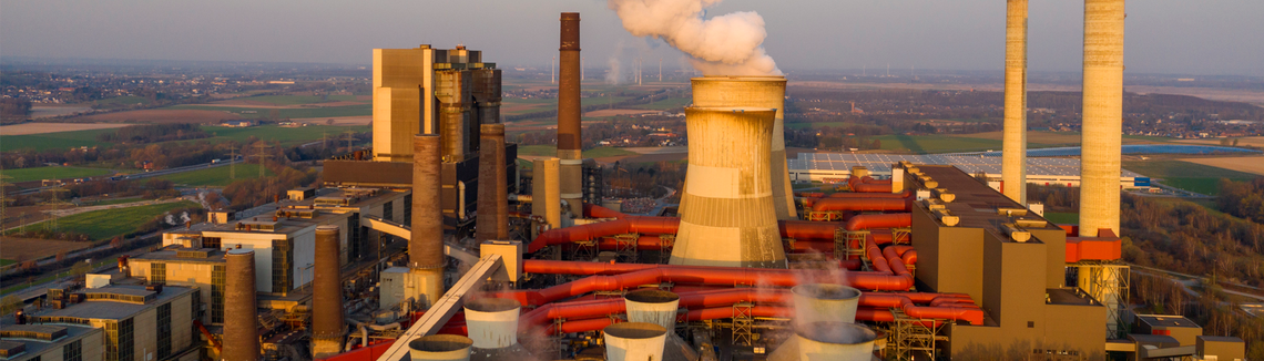 Továrna, z níž vychází kouř