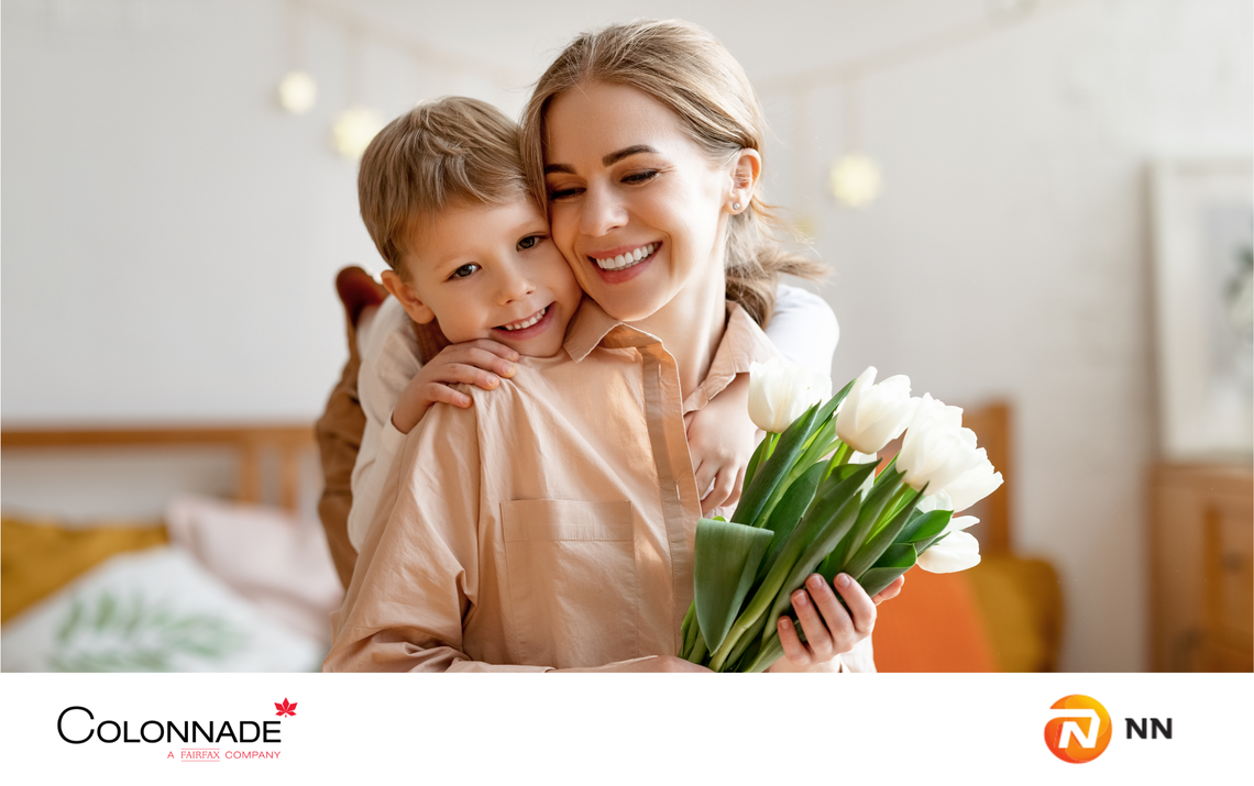 Egy nő és egy gyermek virággal a kezében