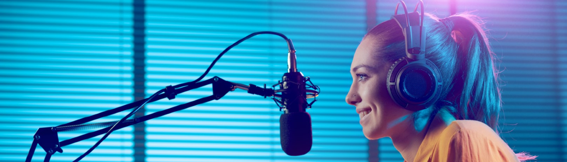 Egy nő beszél a mikrofonba