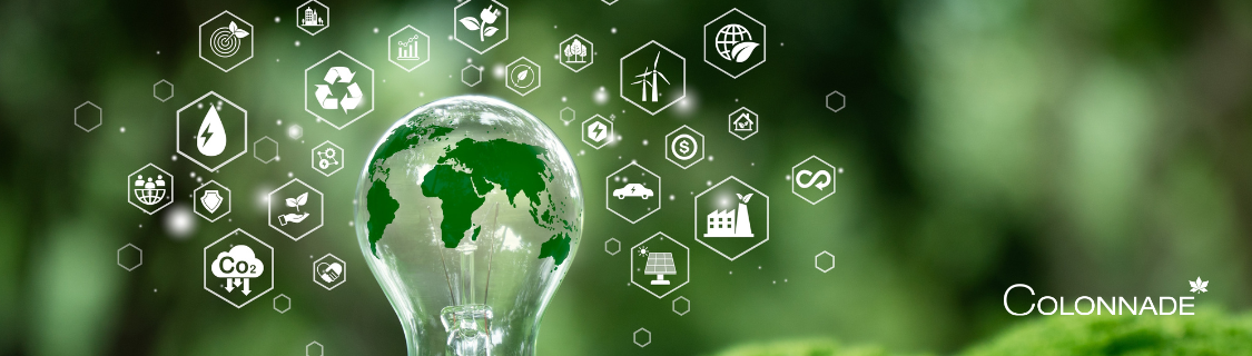 Електрическа крушка с карта на света в зелено върху нея и различни иконки около нея