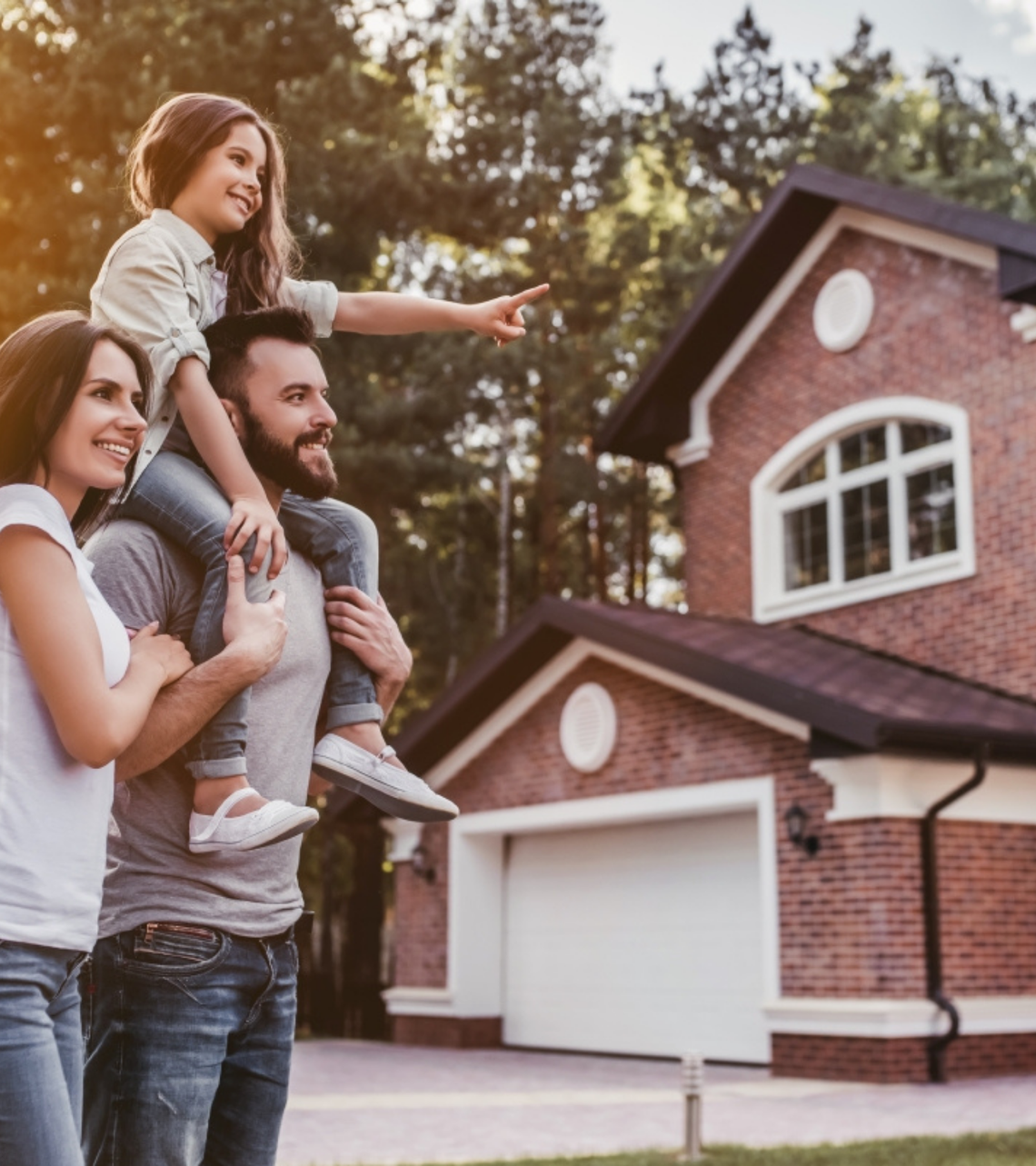 Egy férfi és egy nő, akik egy gyermeket tartanak a vállukon.