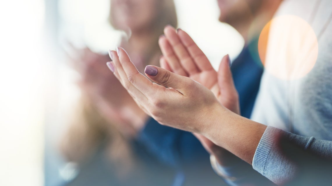 Detailný záber na tlieskajúce ruky