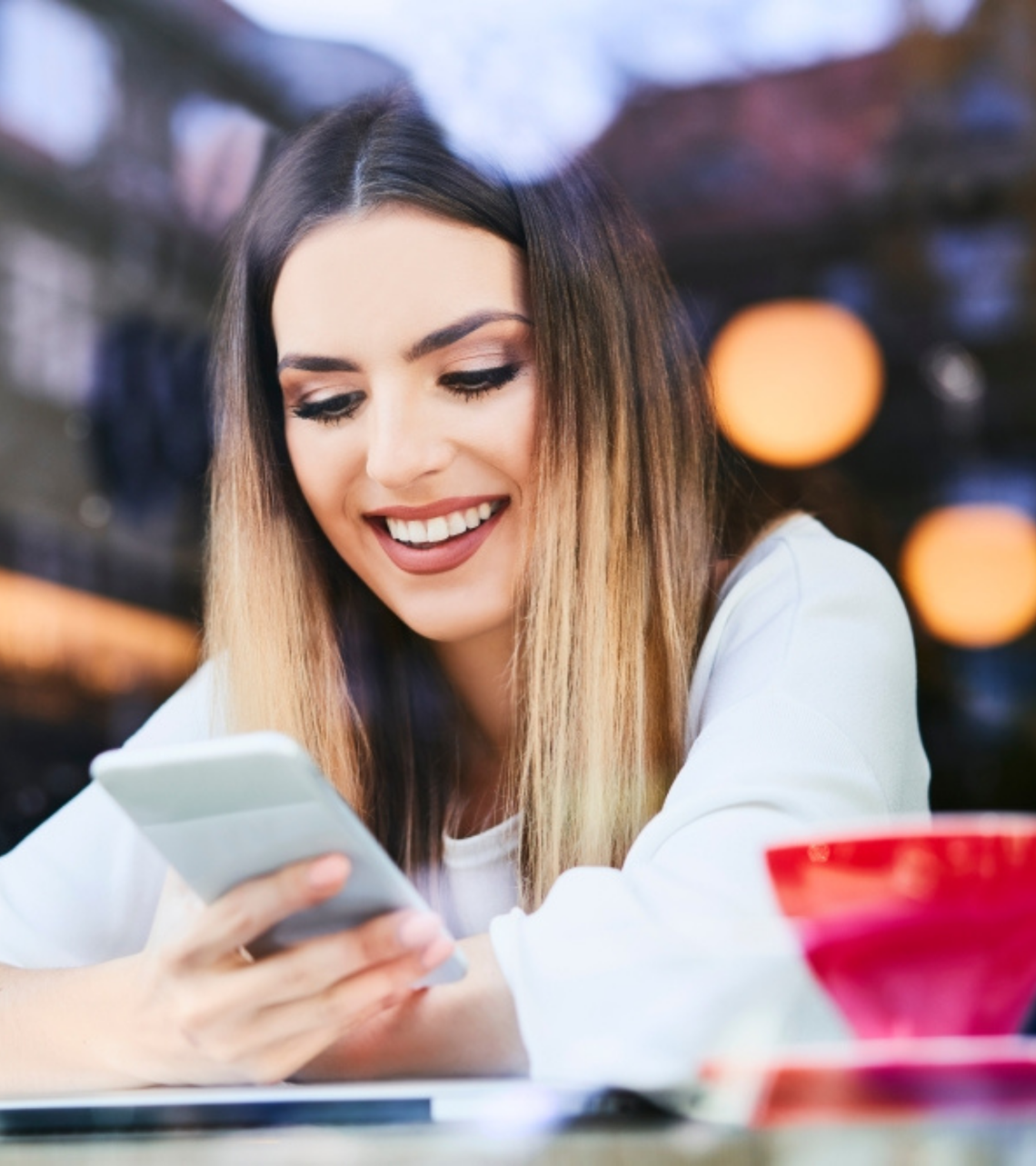 Egy nő nézi a telefont