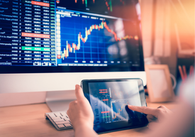 Osoba korzystająca z tabletu