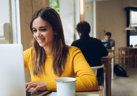 Kobieta w żółtej koszuli