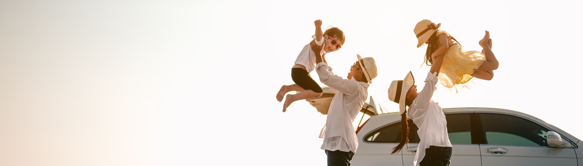 Muž držiaci dieťa vo vzduchu