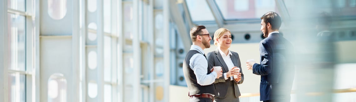 Skupina lidí stojících před oknem