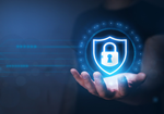 Egy kéz, amely egy cyber pajzsot tart, közepén egy zárral