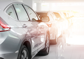 Autók sora egy bemutatóteremben