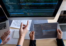 Számítógépen dolgozó emberek egy csoportja