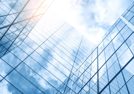 Pohľad na sklenenú budovu zhora