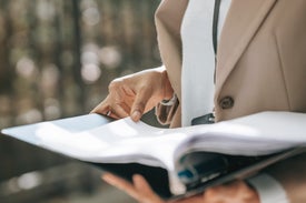 Osoba trzymająca segregator