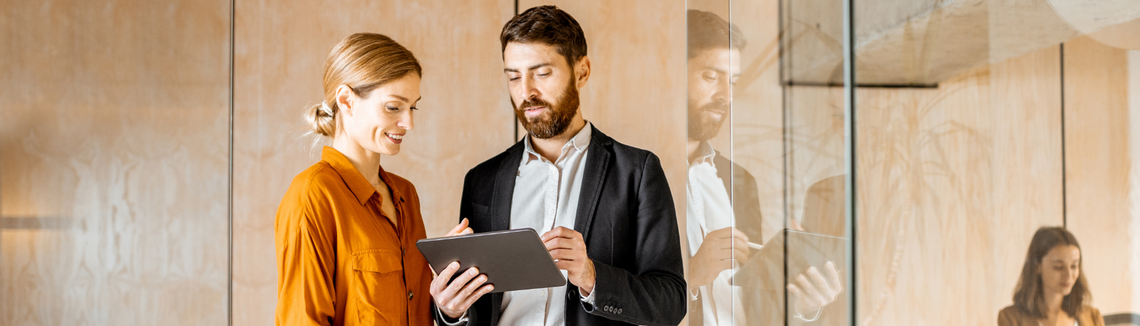 wnętrze biura, pracownicy przy tablecie, nowoczesne biuro, Colonnade