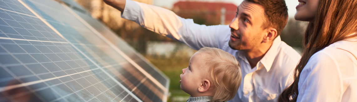 Ľudia pri fotovoltických paneloch