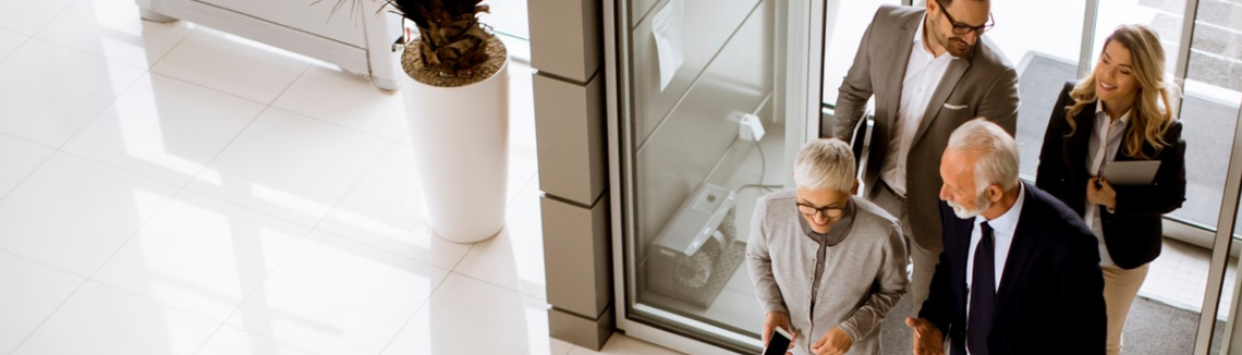 Egy csoport bevonul az ajtón