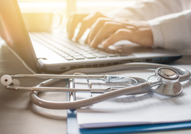 Stetoskop na laptopie
