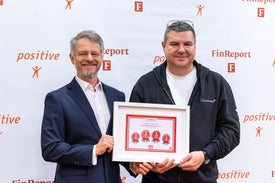 Dvaja muži držiaci zarámovaný obraz