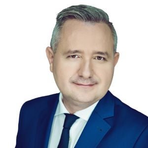 Mężczyzna w garniturze i krawacie