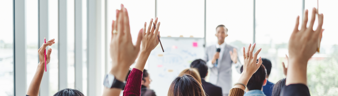 Skupina ľudí zdvíhajúcich ruky