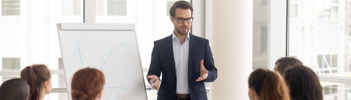 Un bărbat în costum și ochelari