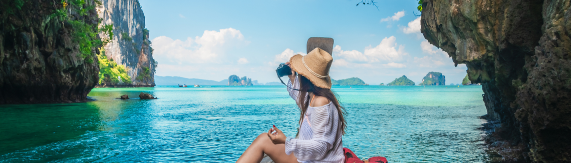 turystka na łodzi w egzotycznych krajach