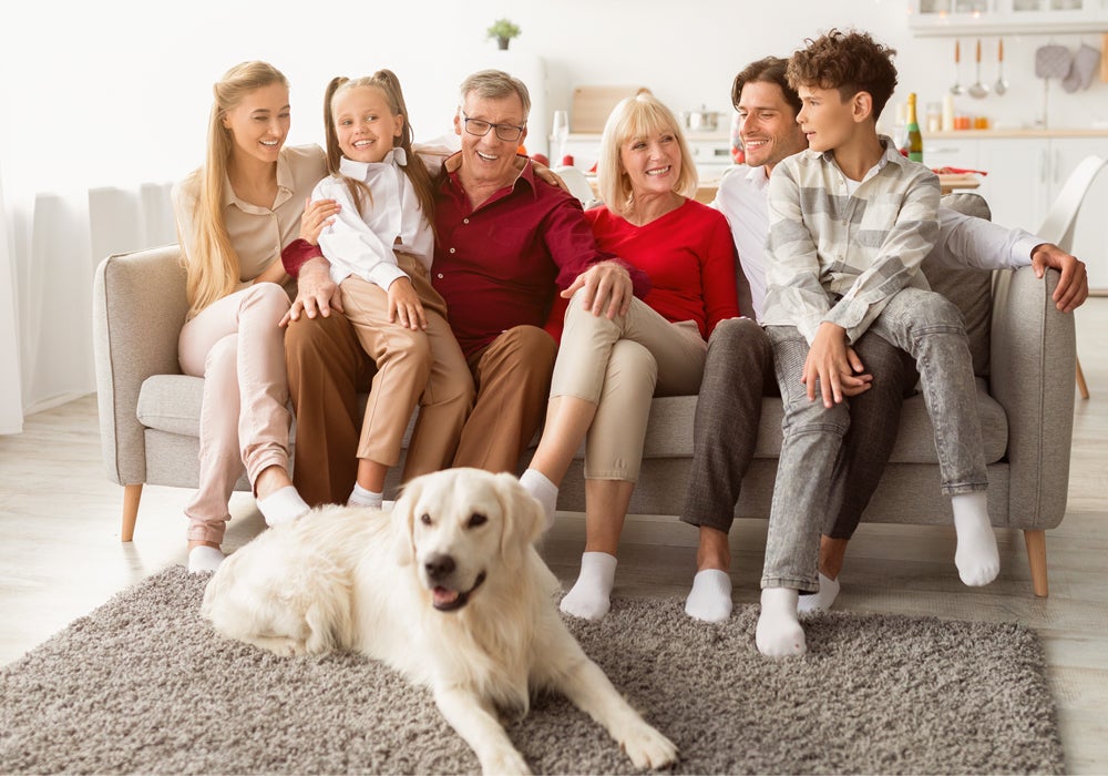 Rodina sedící na gauči se psem