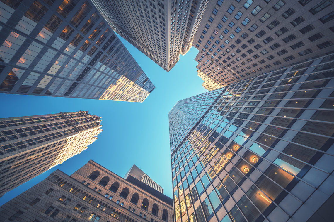 Widok w górę na wysokie budynki