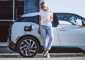 Žena stojaca vedľa auta