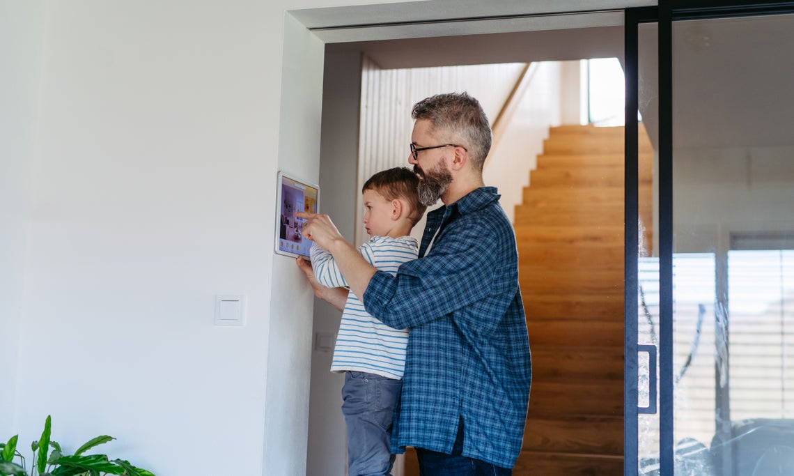 Otec so synom nastavujú termostat