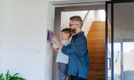 Otec so synom nastavujú termostat