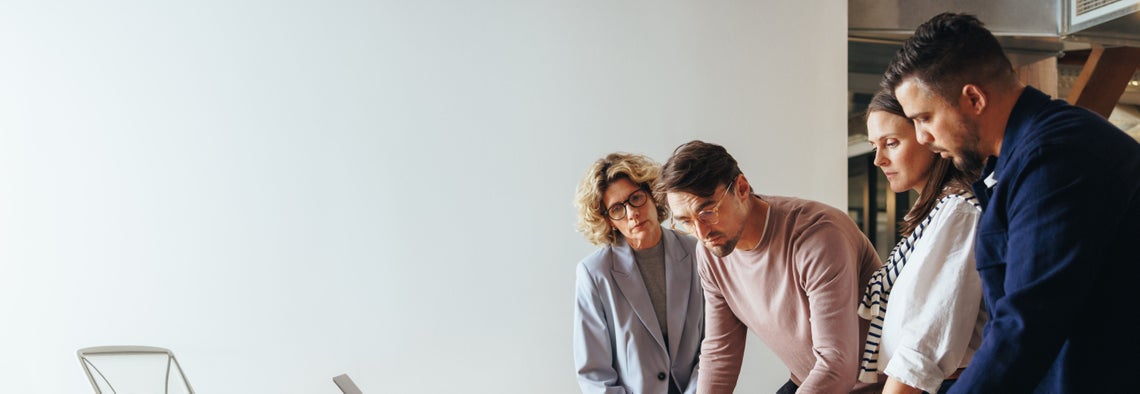 Skupina lidí, kteří si prohlížejí dokumenty