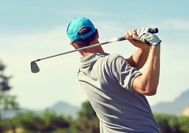 Muž při golfovém odpalu